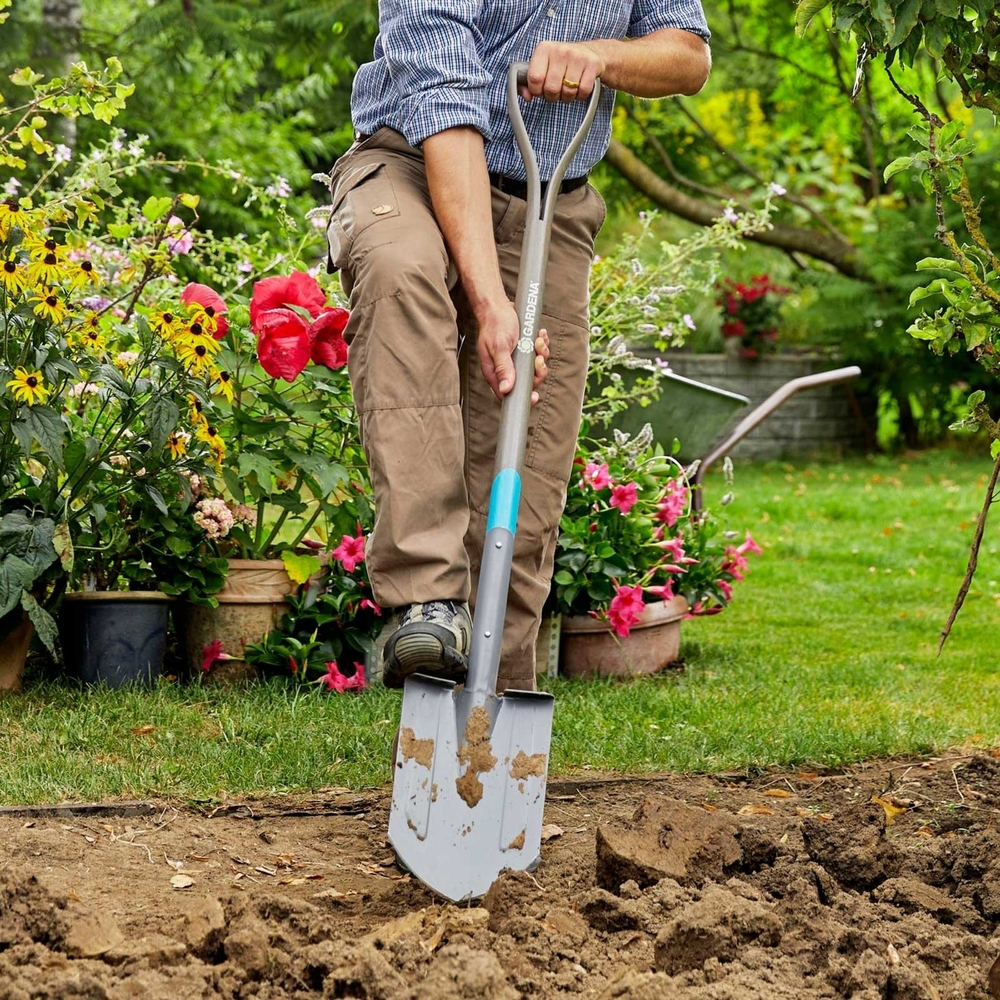 NatureLine Spade man digging dirt